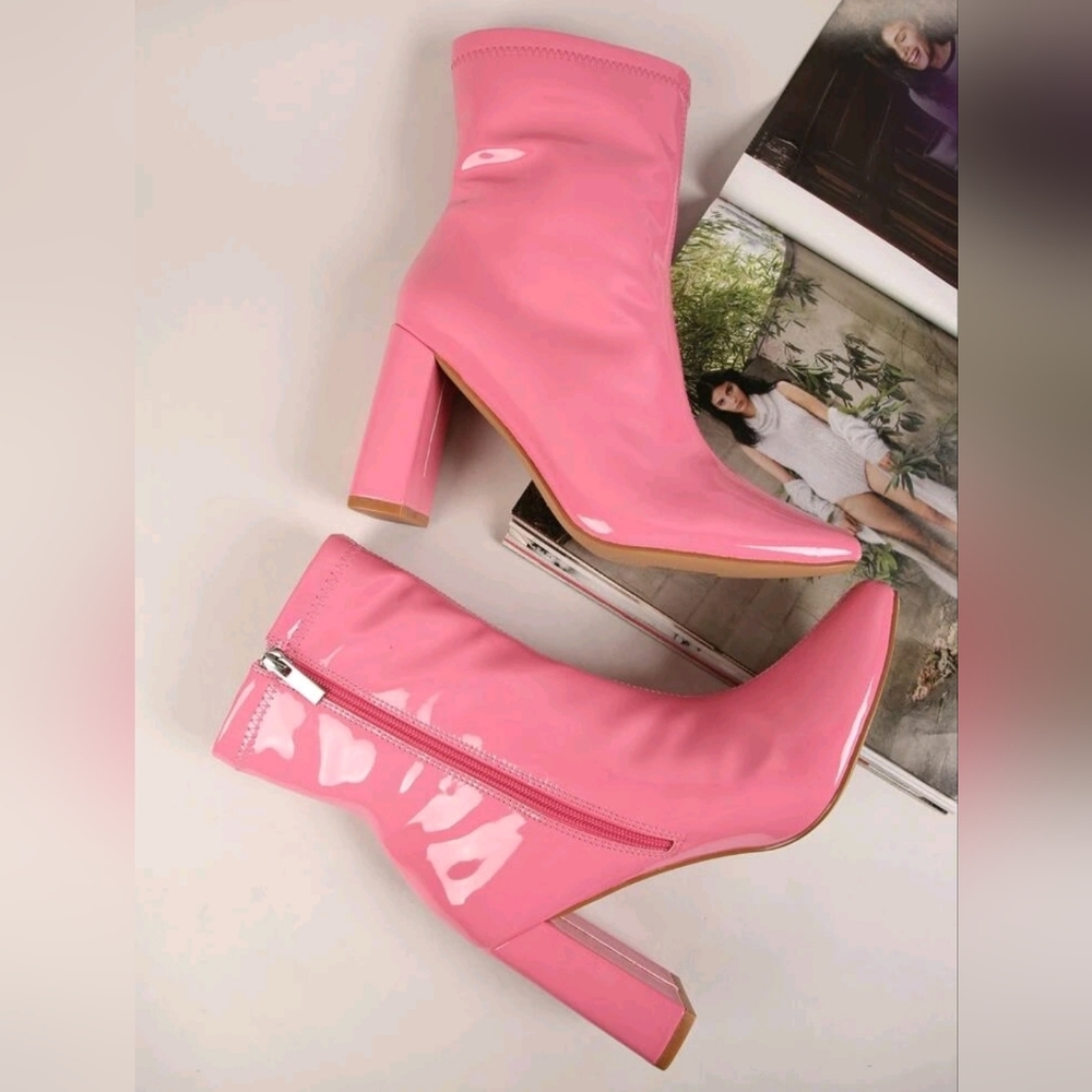 Pink booties 💗